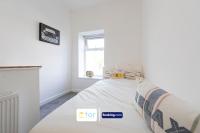 Explore Welsh Wonders, 3 Bedroom House By The One Retreats Short Lets & Serviced Accommodation Treharris - Bed and Breakfast Nelson