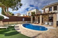 Villa HG37 Kopiaste - Newly Refurbished Villa with Private Pool & Private Garden, Aphrodite Hills - Chambres d'hôtes Kouklia