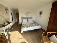 Chambre Lit Queen-Size - Vue sur Piscine