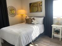 Backyard Modern Zen Retreat with Inside Modern Vibe - Ferienwohnung Tampa