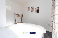 Explore Welsh Wonders, 3 Bedroom House By The One Retreats Short Lets & Serviced Accommodation Treharris - Bed and Breakfast Nelson