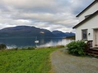 Traditional farm house located close to fjord - Bed and Breakfast Elvejord