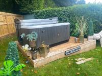 Detached Beautiful Boutique With own Hot Tub & Pet Friendly - B&B