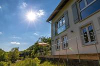 Freistehendes Ferienhaus mit Kamin, Sauna, atemberaubenden Blick ins Tal, mehrere Terrassen, 1500qm Grundstück 1,6m hoch eingezäunt - Chambres d'hôtes Gerabronn