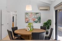 Spacious Family Getaway in West Leederville - Bed and Breakfast Perth