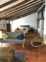 Spacious attic apartment - Chambres d’hôtes El Perelló