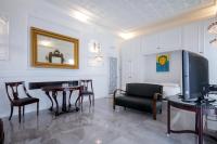 Habitación con cama grande y bañera de hidromasaje