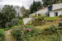 HostWise – Riverside Retreat w/ Infinity Pool - Ferienwohnung Resende