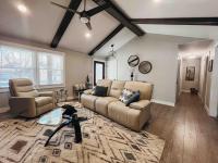 Modern Ranch 3 BDRM, sleeps 6 with HOT TUB - B&B