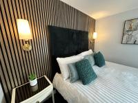 Waterside MUFC & Trafford Centre Townhouse 4 BR FREE Parking - B&B