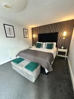 Stylish 4BR Townhouse on Stretford Marina - Waterside Stay in M32 - Bed and Breakfast Manchester