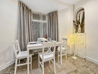 3 bed home in Tonypandy with Balcony View Room - B&B Llwynypia