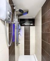 Fabulous Fiery Flat w body shower - Tylorstown - Bed and Breakfast Llwynypia