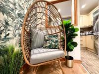 Joyful Jungle Jewel wBalcony & Foozeball-Ferndale - B&B Llanwonno