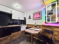 Kinky Kabin w Hot Tub, Sauna and Rooftop Garden - Chambres d'hôtes Llwynypia