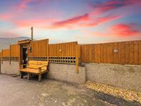 Kinky Kabin w Hot Tub, Sauna and Rooftop Garden - Chambres d'hôtes Llwynypia