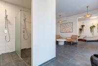 Apartment A6 "Pine Hill Resort" - mit großem Bad & großem überdachtem Balkon, vom Wohn- und Schlafzimmer aus begehbar - Bed and Breakfast Zirchow