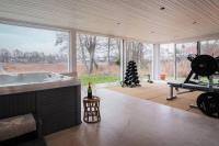 Luxury villa with spa and private lake - Bed and Breakfast