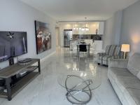 Trendy 1BD Condo 4 Mins to Beach - Bed and Breakfast Sunny Isles Beach