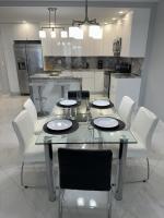 Trendy 1BD Condo 4 Mins to Beach - Bed and Breakfast Sunny Isles Beach