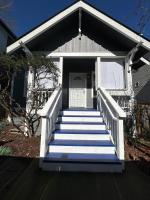 Work and Explore Seattle, WiFi, AC, Near Light Rail - B&B