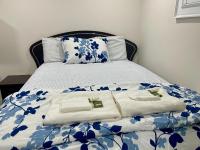 Luxury Basement-Private Bdr & Bathroom with free parking In Toronto - Bed and Breakfast