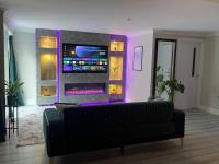 The Exclusive Jacuzzi Apartment with Fireplace & Parking - Chambres d’hôtes Birmingham