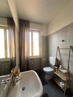Camera Matrimoniale Ampia con Bagno in Comune