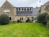 Seaview House, lovely ground floor flat with garden, minutes walk to beach - B&B