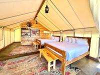 Glamping Tent #5 with Heat AC and Private Bath - B&B Orderville