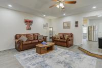 Papa's Place - A 2-step from TTU! - B&B