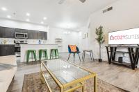 CozySuites Glendale by the stadium with pool 31 - Chambres d’hôtes Glendale