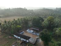 Siri Homestay Century Old Farmhouse - Bed and Breakfast