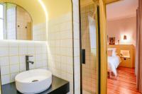 Zimmer mit Queensize-Bett und Gartenblick