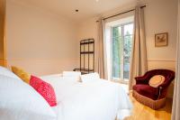 Zimmer mit Queensize-Bett und Gartenblick