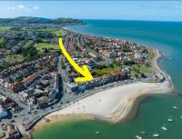Stunning 2 Bedroom Beach Apartment With Garden - B&B