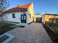 Villa in Vienna in perfect Situaton near VIC and Donau Park with Pool and private Garden sleeps 4 with 2 bedrooms, kitchen and livingroom and bath and private parking - Chambres d'hôtes Vienne