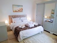 One-Bedroom Deluxe Apartment