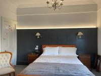 Zimmer mit Kingsize-Bett