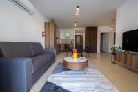 Spacious 2 Bedroom Apartment - Bed and Breakfast