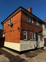 Peaceful & Convenient For business Trip & Families holiday & working proffesional-long term deals available , M1 J25-10Min , WI-Fi 500Mb , Netflix , Secure Huge Private garden with 6 cars parking space , Fully equiped kitchen , Few local shops near by - Ferienwohnung Nottingham