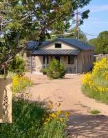 Santa Fe Modern FARMHOUSE 1 ACRE PRIVATE RD SOAKING ROOM 3 min Canyon rd - B&B Santa Fe