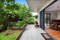 Spacious 2-Bed Retreat with BBQ & Courtyard - B&B Sydney