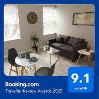 Serviced Apartment with Parking - Ferienwohnung Telford