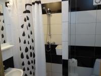 Tweepersoonskamer met 2 Aparte Bedden en Douche