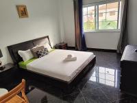 Habitación con cama extragrande y vistas al jardín