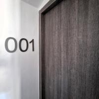 Chambre Lit King-Size avec Douche Accessible en Fauteuil Roulant - Adaptée aux Personnes à Mobilité Réduite
