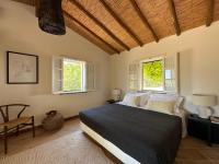 Zimmer mit Kingsize-Bett und Gartenblick.