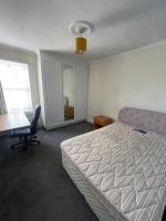 Room 3, Queensize Bed in Quiet Property, Portswood, Southampton - B&B