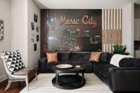 Rooftop, Karaoke & Game Garage In East Nashville - 10 Min to Nissan Stadium, Garage, Ping Pong, Karaoke, Axe Throwing, Shuffleboard, 10 Mins to Broadway, 5 Mins to Five Points, Perfect for Bachelors or Bachelorettes, 24 Hr Hospitality - Chambres d'hôtes Nashville